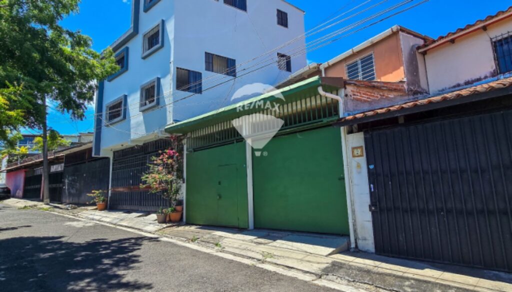 CASA DE DOS NIVELES EN VENTA EN RESIDENCIAL LA CASTELLANA SOBRE KM 4 CARRETERA HACIA LOS PLANES DE RENDEROS