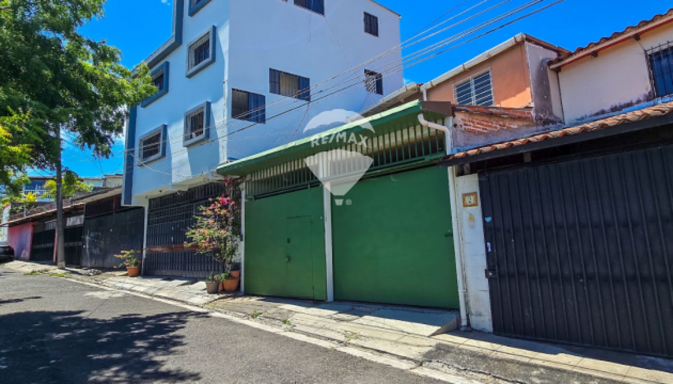 CASA DE DOS NIVELES EN VENTA EN RESIDENCIAL LA CASTELLANA SOBRE KM 4 CARRETERA HACIA LOS PLANES DE RENDEROS